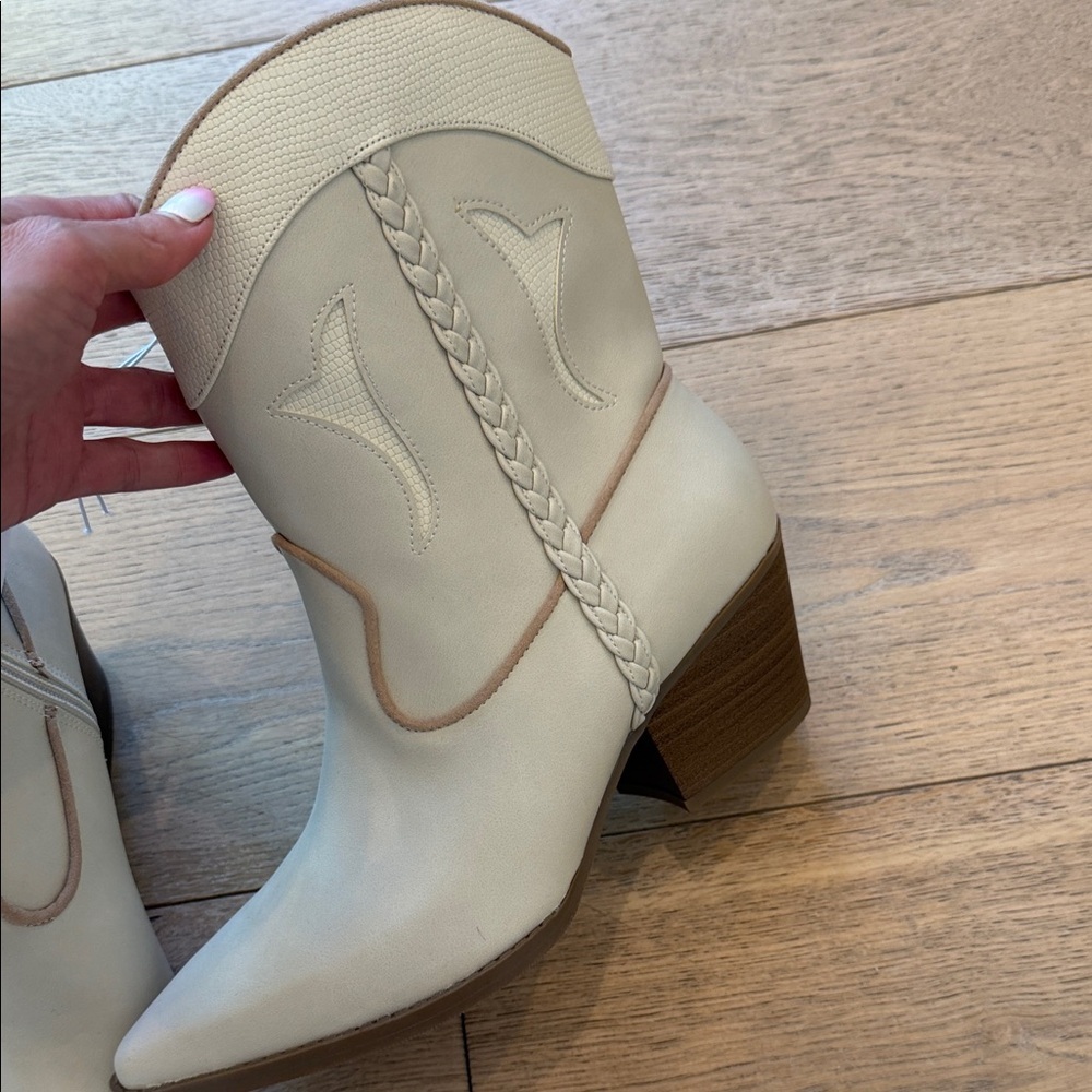 Universal Thread Cream Heeled Boots - Picture 2 of 3